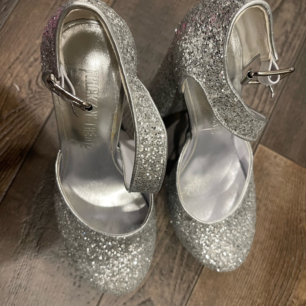 Dolls Kill Trickz N Treatz silver glitter platform heels size 7